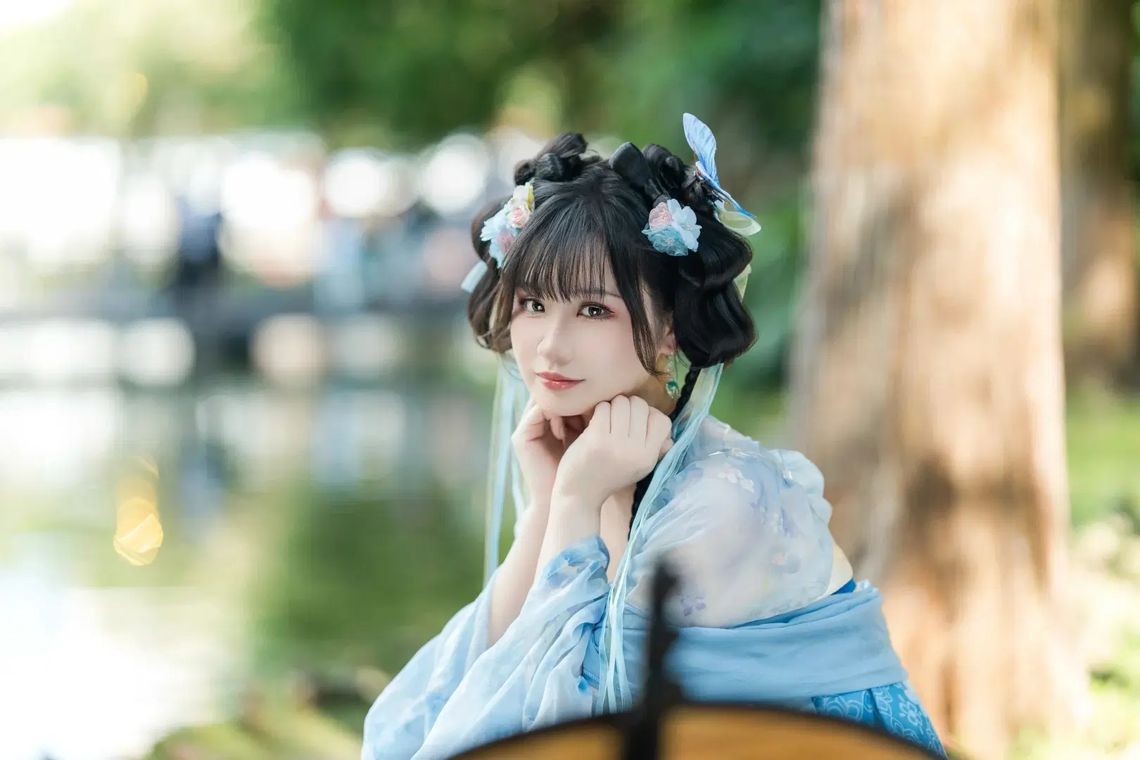 Chinese-style photography, Hanfu photoshoot, fresh and clear girl, traditional Chinese style photography poses, Illustrated Guide to Hanfu Beauties
