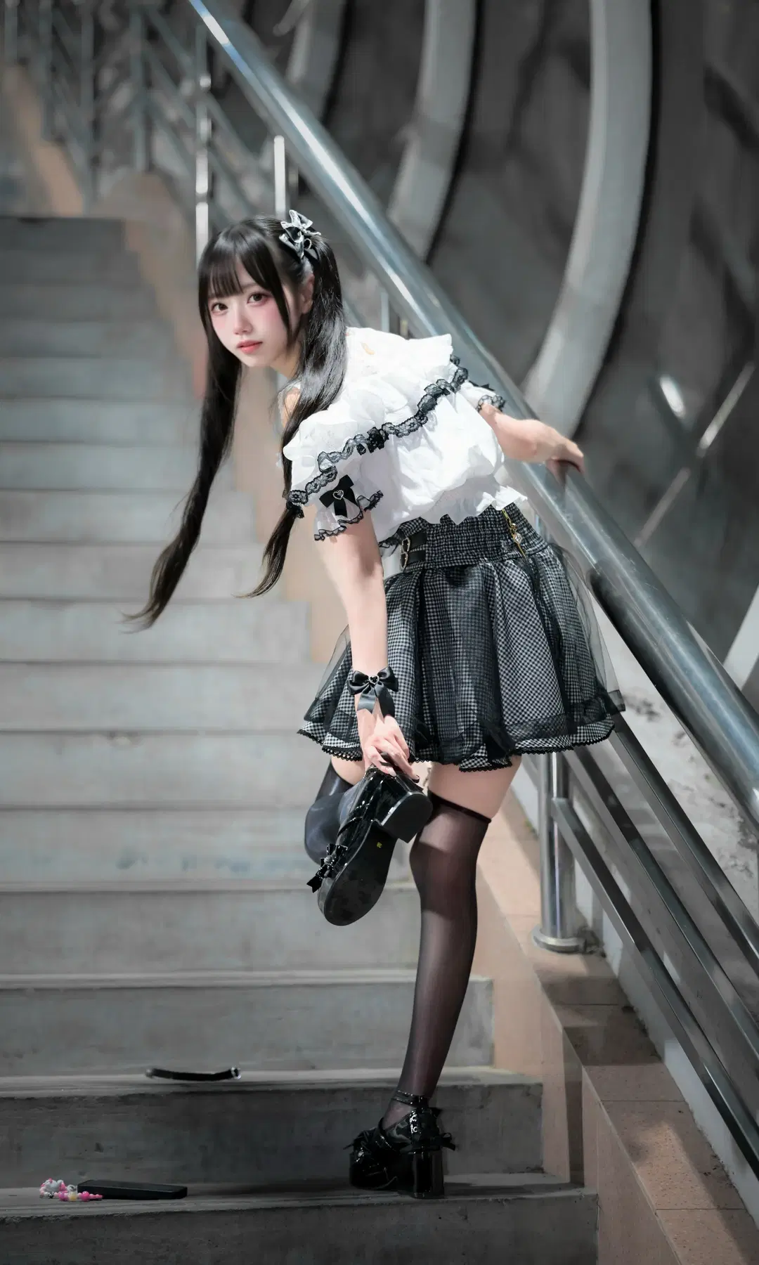 夜撮影ツインテール地雷系、白黒レース服コーデと黒ストッキングの衝突 - Dr.Chocolate - 3枚目