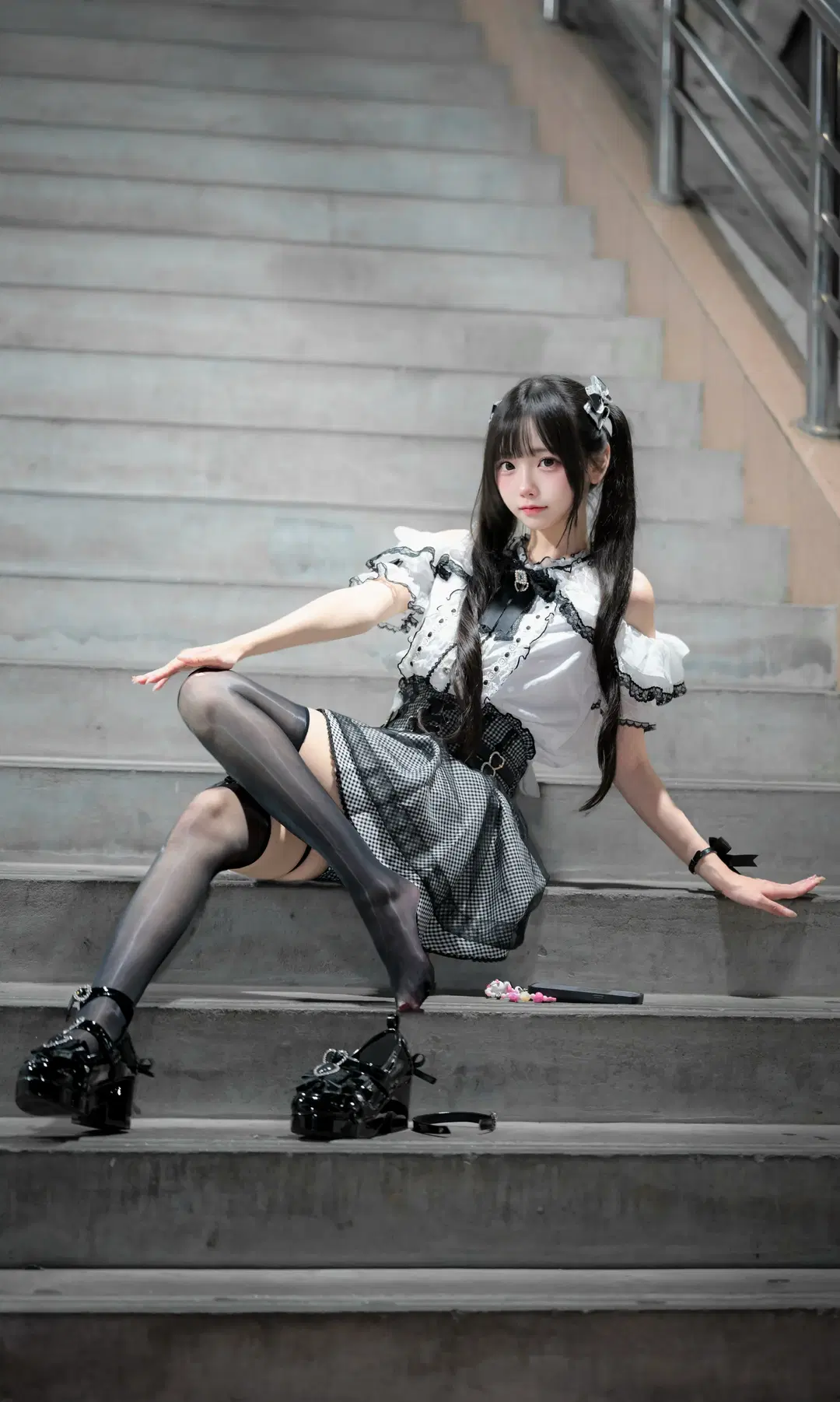 夜撮影ツインテール地雷系、白黒レース服コーデと黒ストッキングの衝突 - Dr.Chocolate - 5枚目