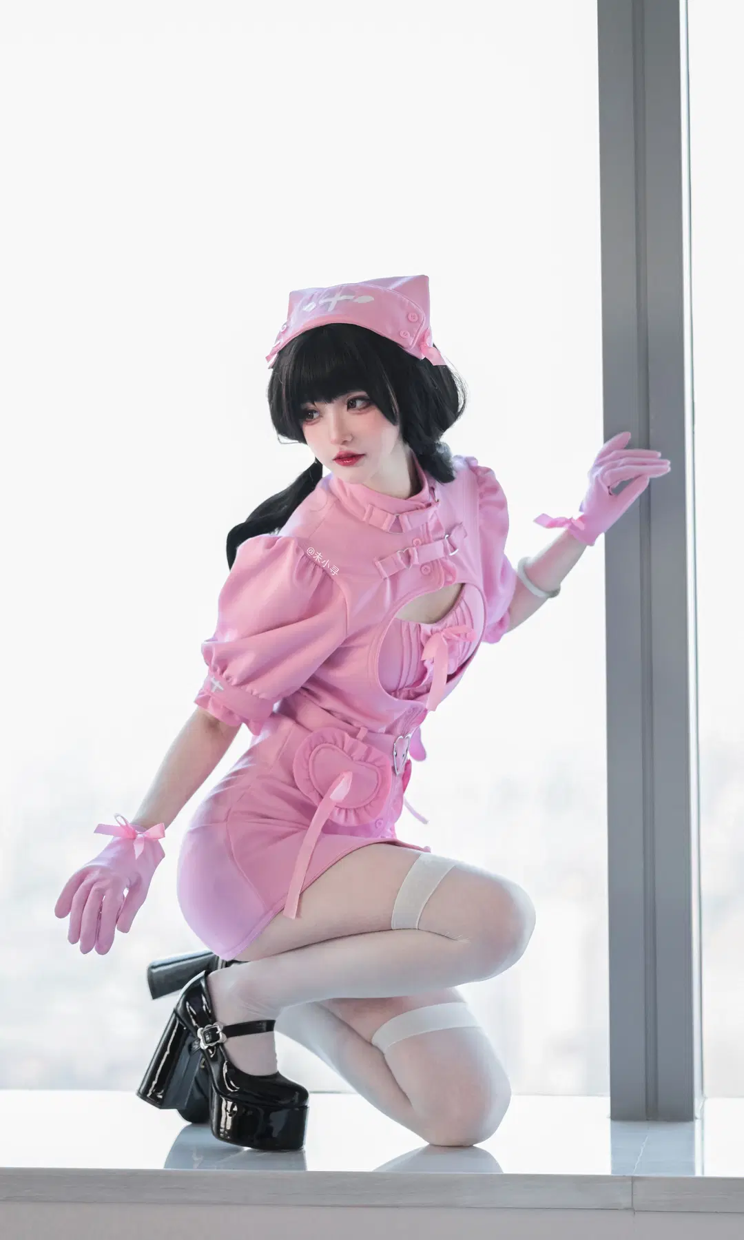 日本風ブルートーンのピンクナース服、コンラッド高層階での撮影記録 - Dr.Chocolate - 3枚目