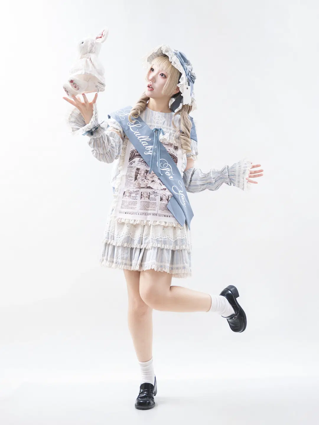 Falling down the rabbit hole: Lolita outfit coordination without the stiff doll look and Photography pose reference share by 果七 - Image 4