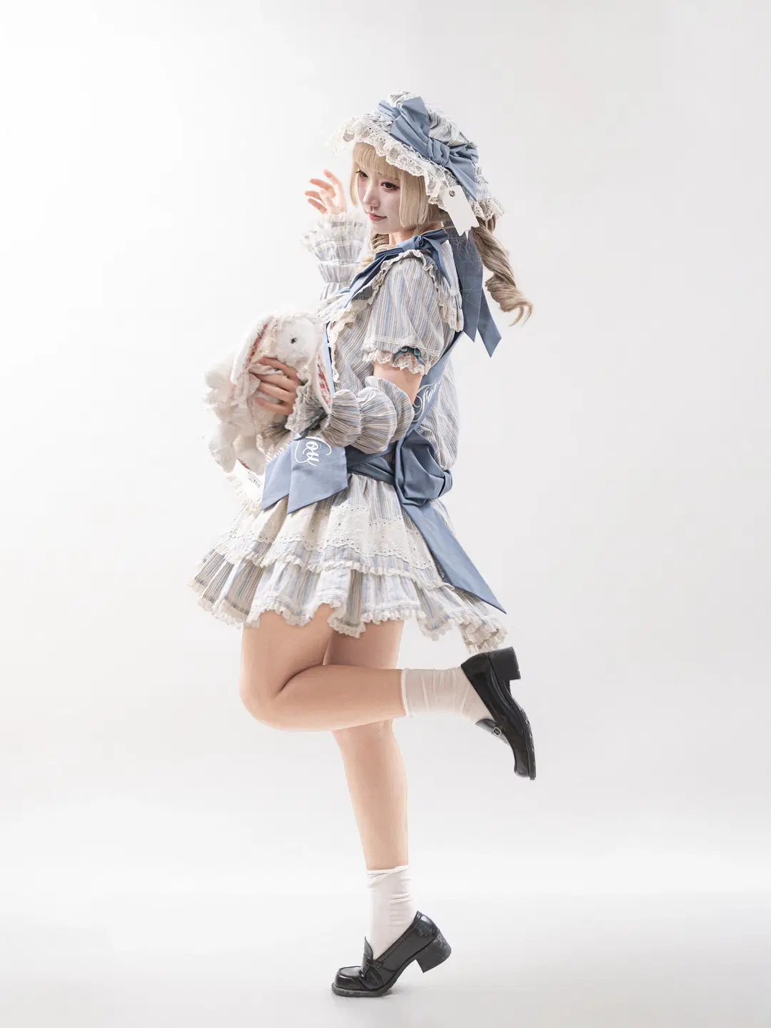 Falling down the rabbit hole: Lolita outfit coordination without the stiff doll look and Photography pose reference share by 果七 - Image 5