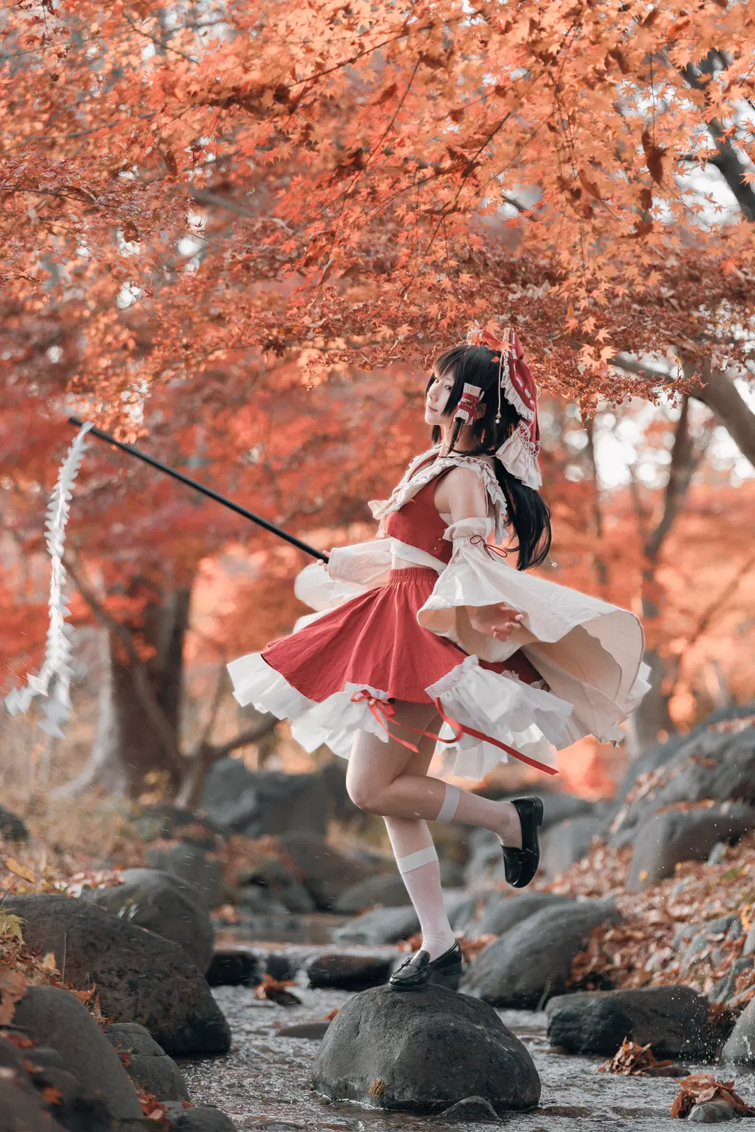 [Reimu Hakurei Cosplay] Touhou Project: The Red and White Shrine Maiden Amidst Autumn Maples by 終於Still - Image 2