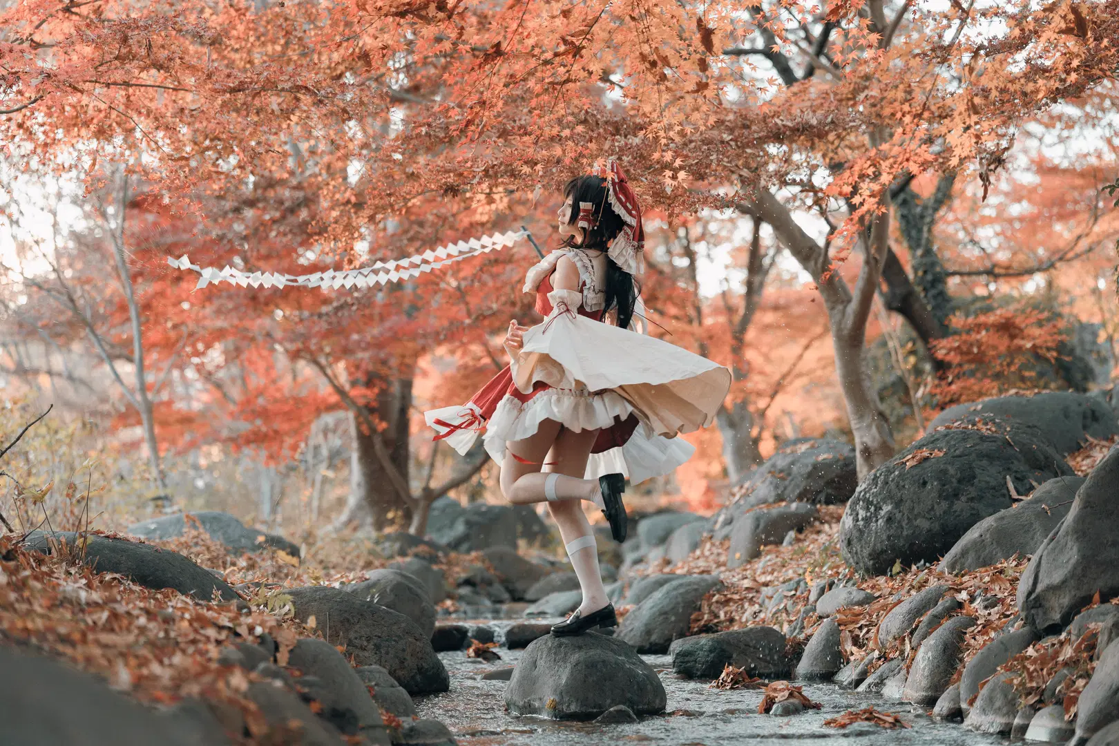 [Reimu Hakurei Cosplay] Touhou Project: The Red and White Shrine Maiden Amidst Autumn Maples by 終於Still - Image 3