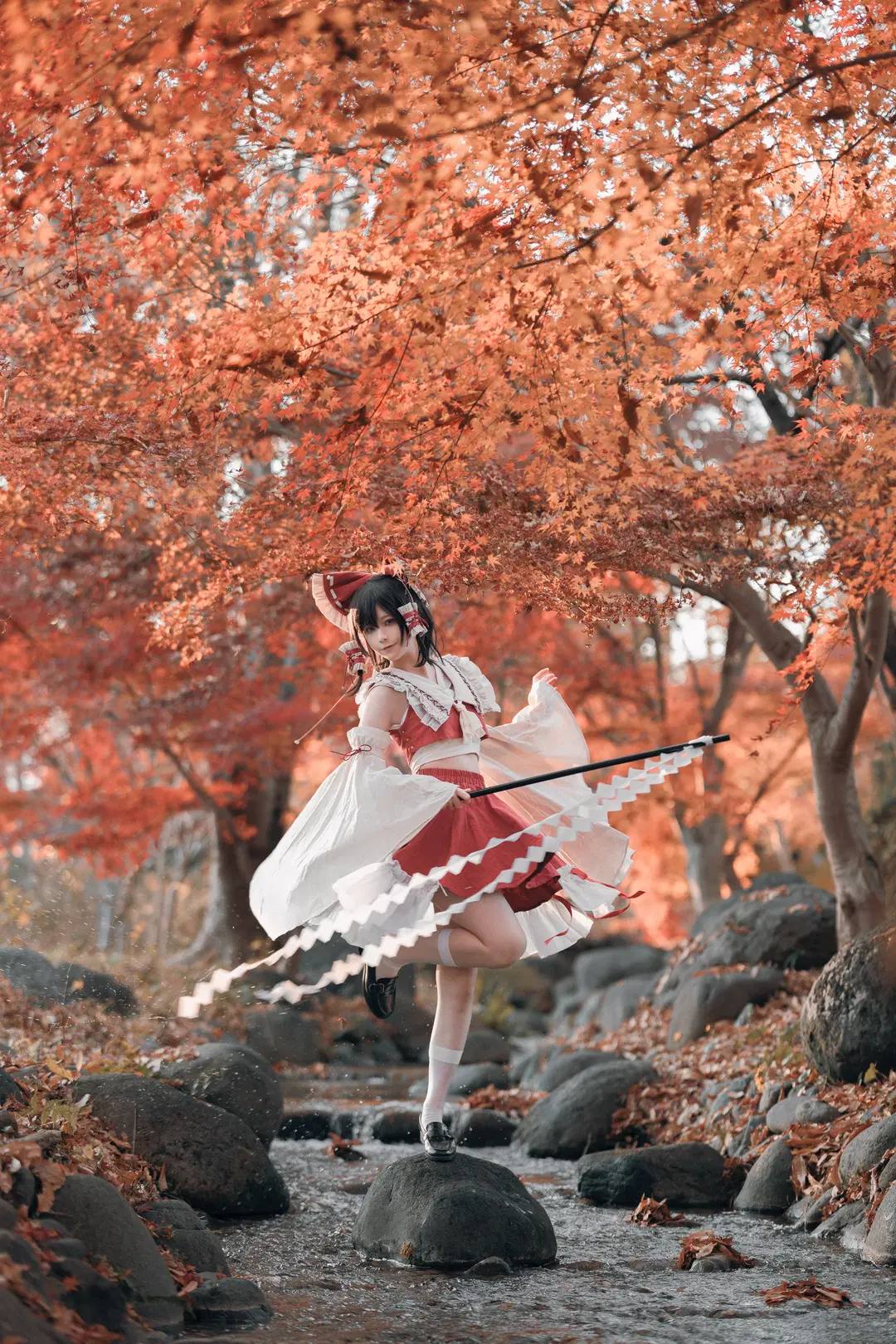 [Reimu Hakurei Cosplay] Touhou Project: The Red and White Shrine Maiden Amidst Autumn Maples by 終於Still - Image 4