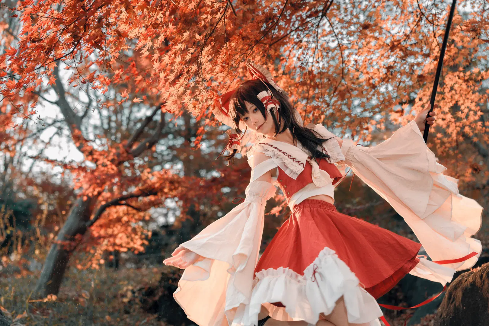 [Reimu Hakurei Cosplay] Touhou Project: The Red and White Shrine Maiden Amidst Autumn Maples by 終於Still - Image 6