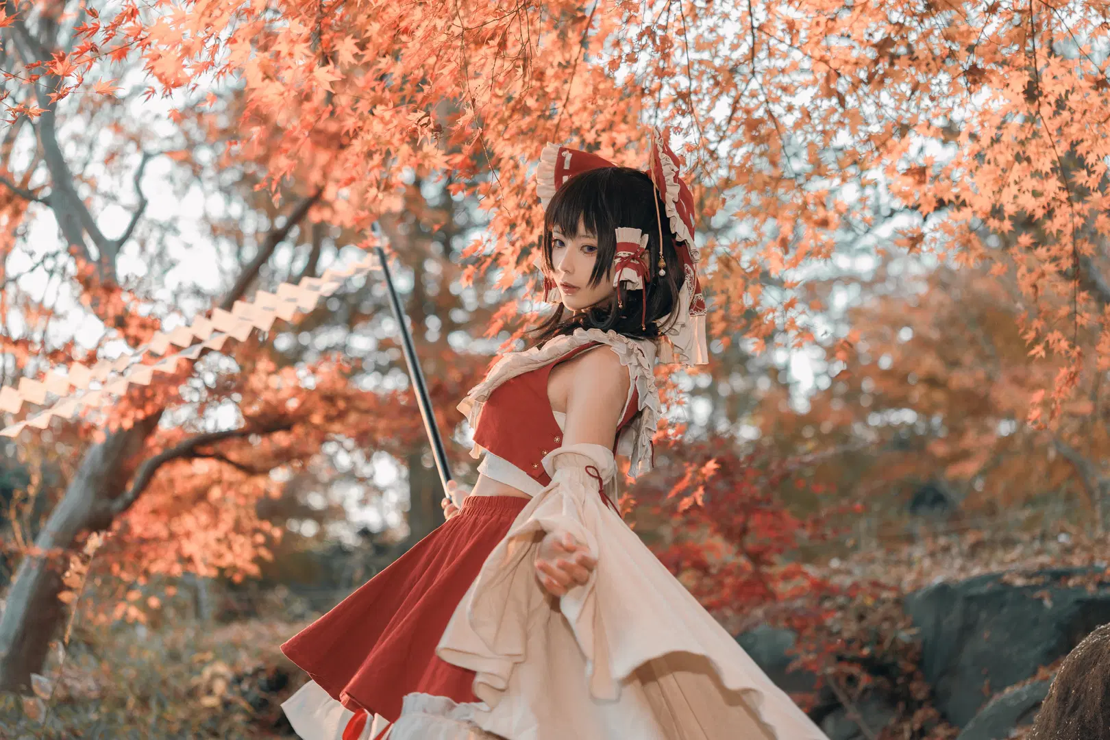 [Reimu Hakurei Cosplay] Touhou Project: The Red and White Shrine Maiden Amidst Autumn Maples by 終於Still - Image 7
