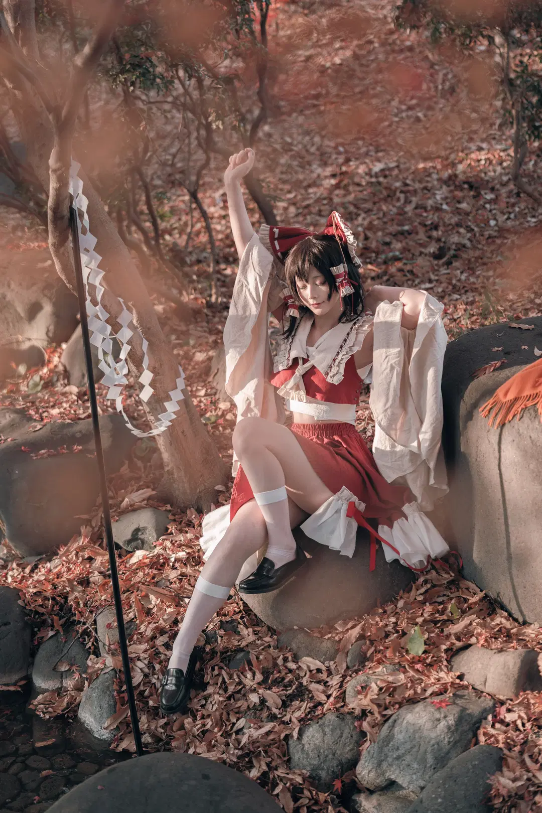 [Reimu Hakurei Cosplay] Touhou Project: The Red and White Shrine Maiden Amidst Autumn Maples by 終於Still - Image 8