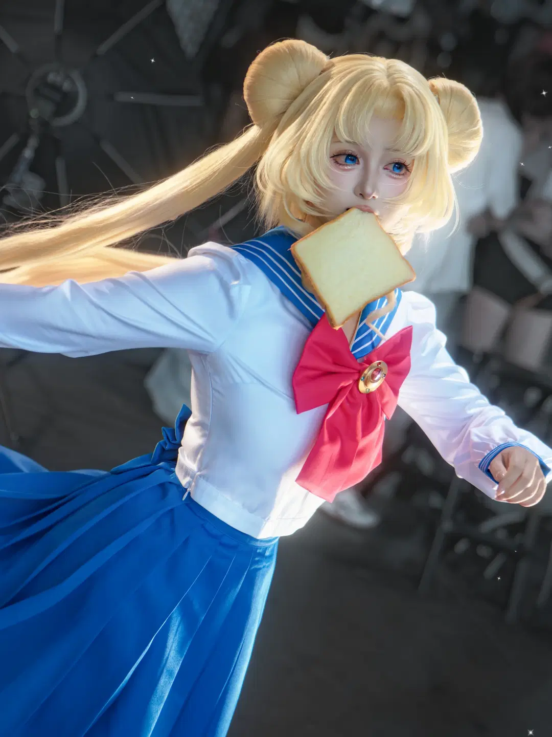 [Usagi Tsukino cosplay] Sailor Moon Sprinting to School with Toast in Mouth by 轩叉子 - Image 3