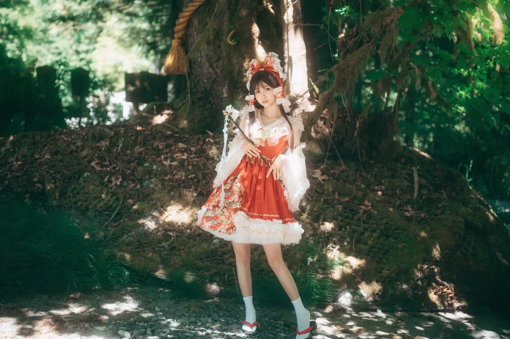 【博丽灵梦cos】在森林里捕捉一只东方project的悠闲巫女