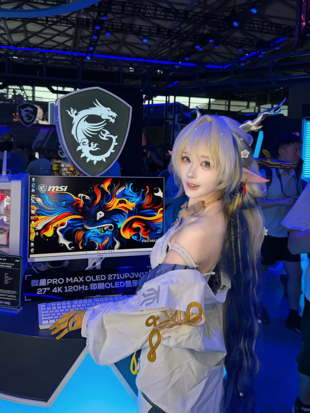 【シュウ コスプレ】アークナイツの歳一家がチャイナジョイで大型スクリーン選び - 懒塔塔💤 - 3枚目
