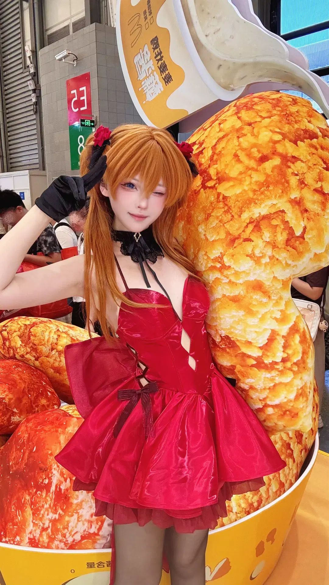 漫展偶遇麦麦炸鸡展台，明日香红裙cosplay甜辣出击 - 琉璃璃 - 第2张