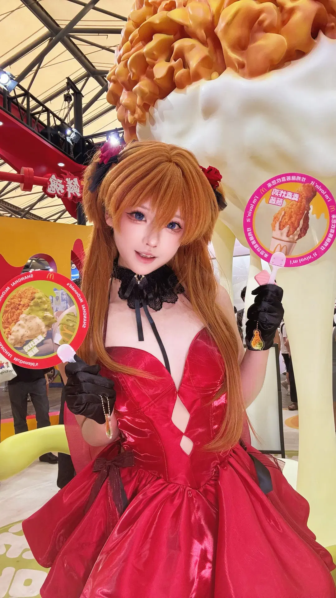 漫展偶遇麦麦炸鸡展台，明日香红裙cosplay甜辣出击 - 琉璃璃 - 第3张