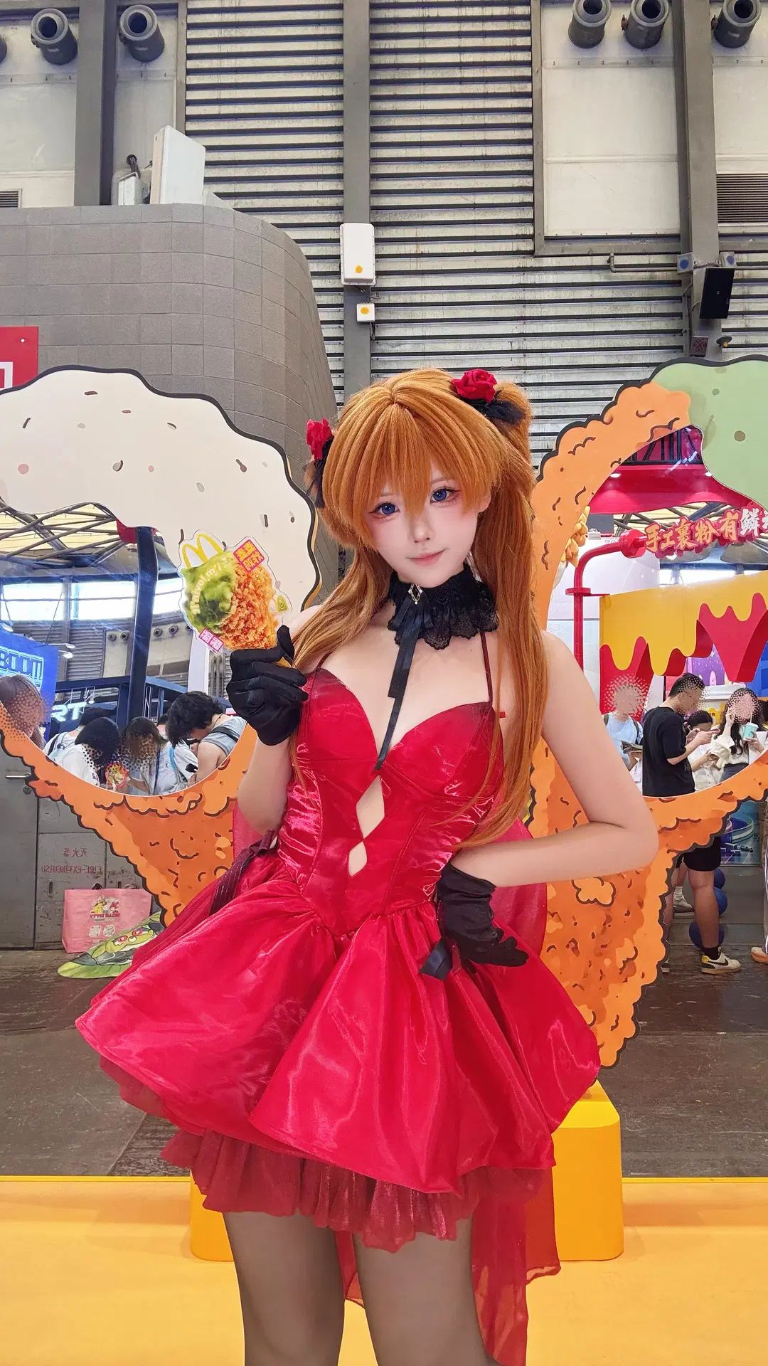 漫展偶遇麦麦炸鸡展台，明日香红裙cosplay甜辣出击 - 琉璃璃 - 第4张