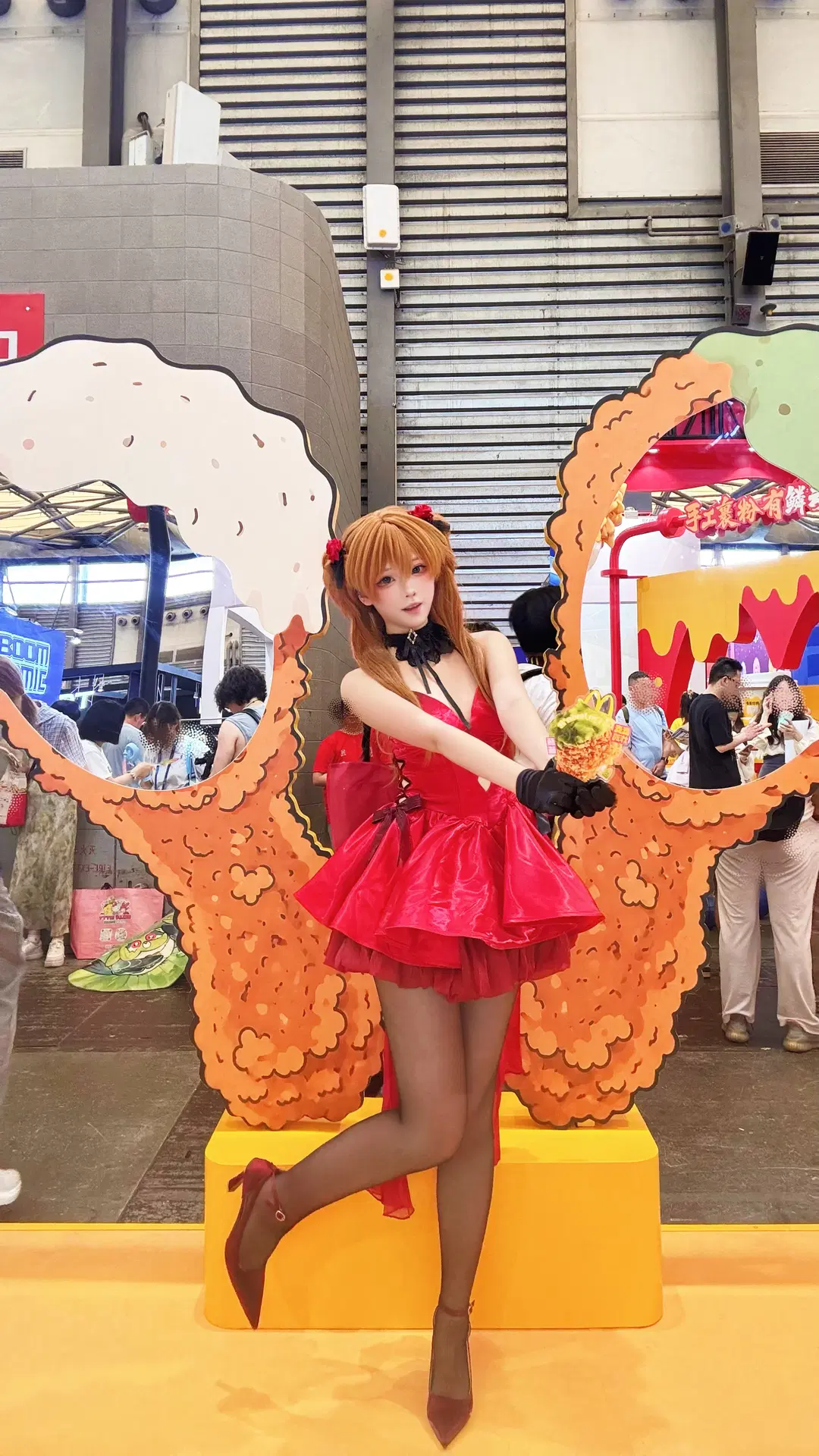 漫展偶遇麦麦炸鸡展台，明日香红裙cosplay甜辣出击 - 琉璃璃 - 第5张