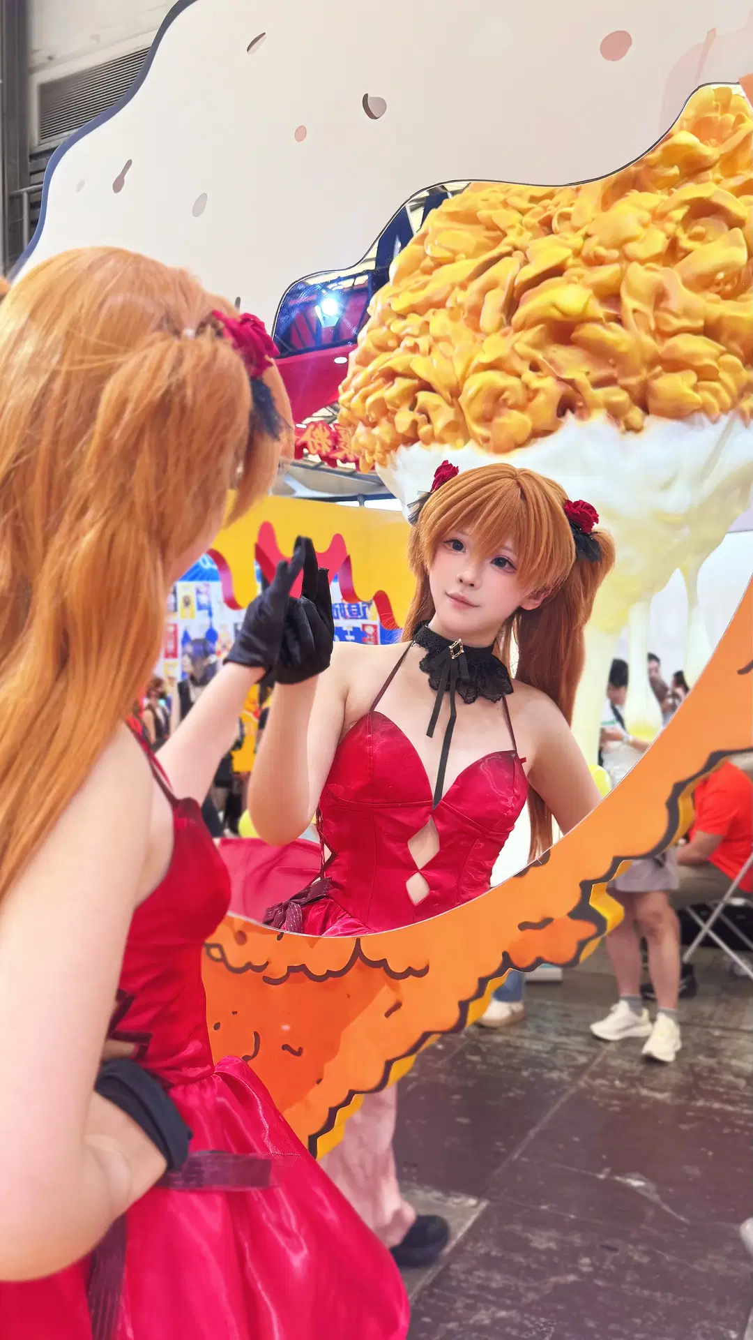 漫展偶遇麦麦炸鸡展台，明日香红裙cosplay甜辣出击 - 琉璃璃 - 第6张