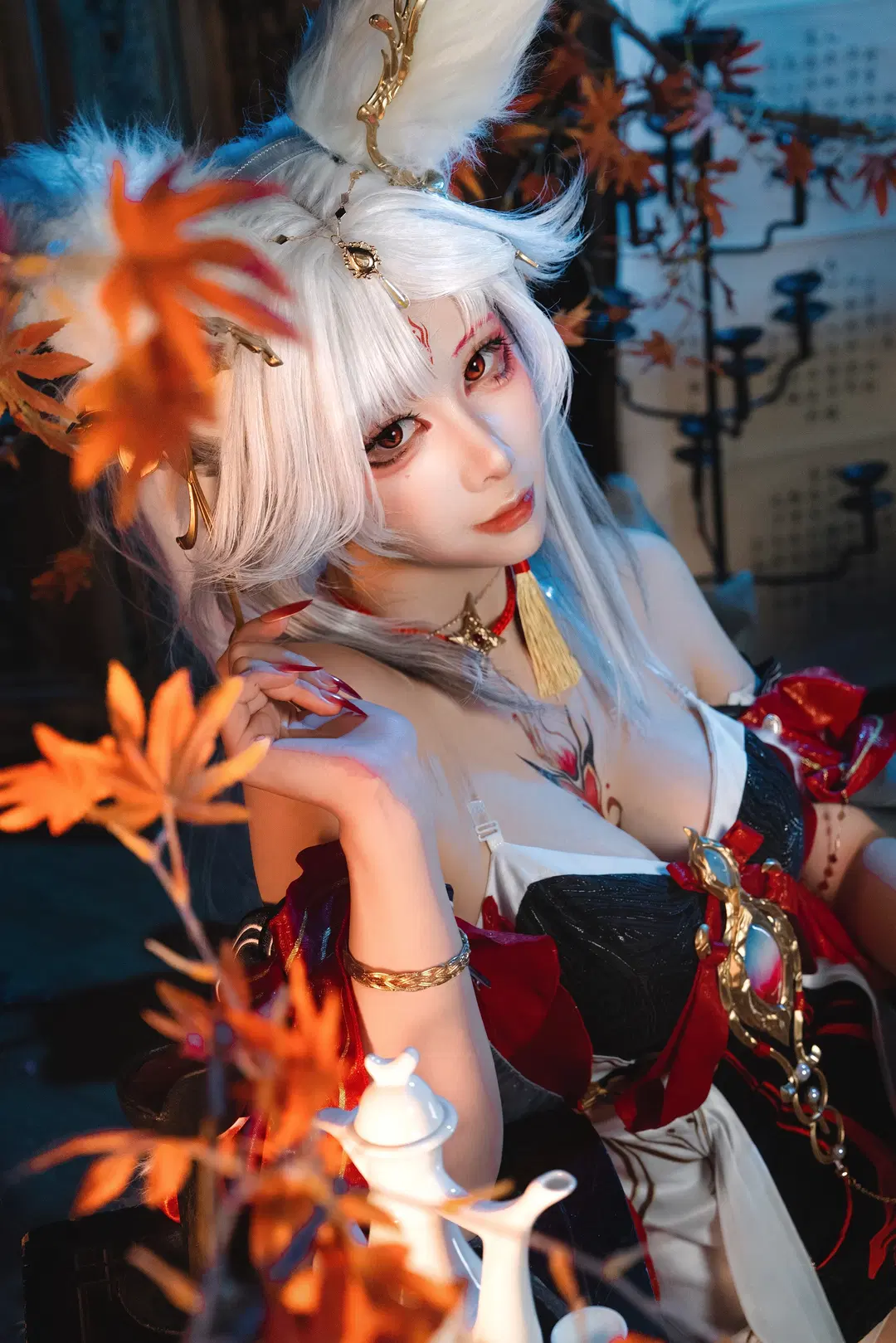 Hsin cosplay Wuthering Waves Red, Black, White, Gold Autumn Maple Fantasy Realm by 梁有幸（正片版 - Image 2