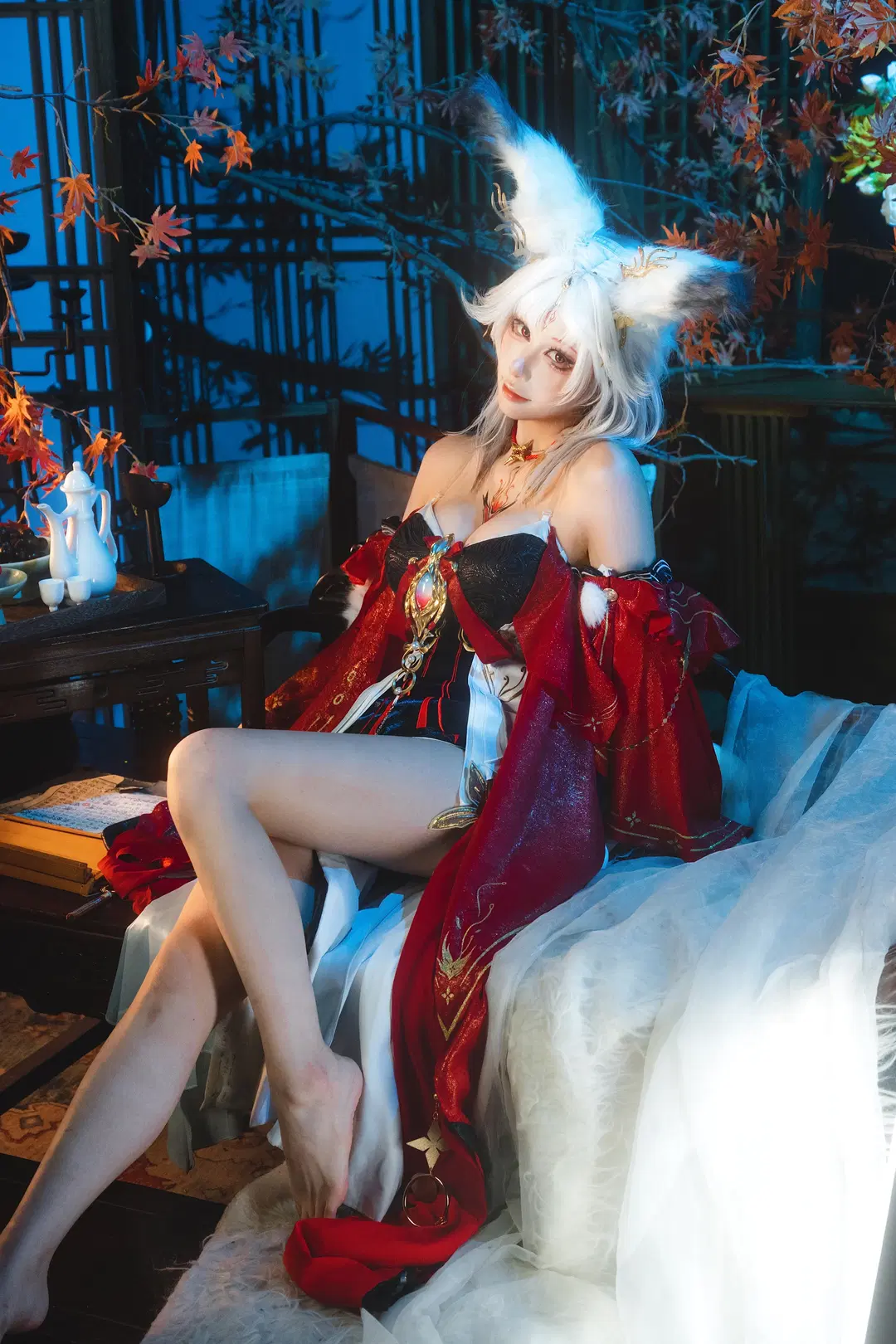 Hsin cosplay Wuthering Waves Red, Black, White, Gold Autumn Maple Fantasy Realm by 梁有幸（正片版 - Image 4