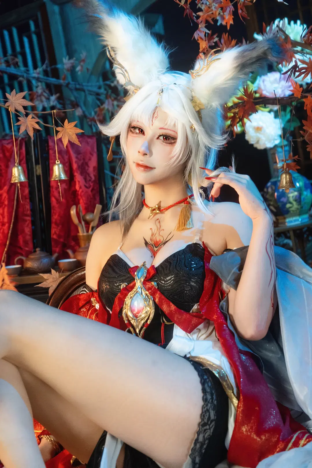 Hsin cosplay Wuthering Waves Red, Black, White, Gold Autumn Maple Fantasy Realm by 梁有幸（正片版 - Image 5