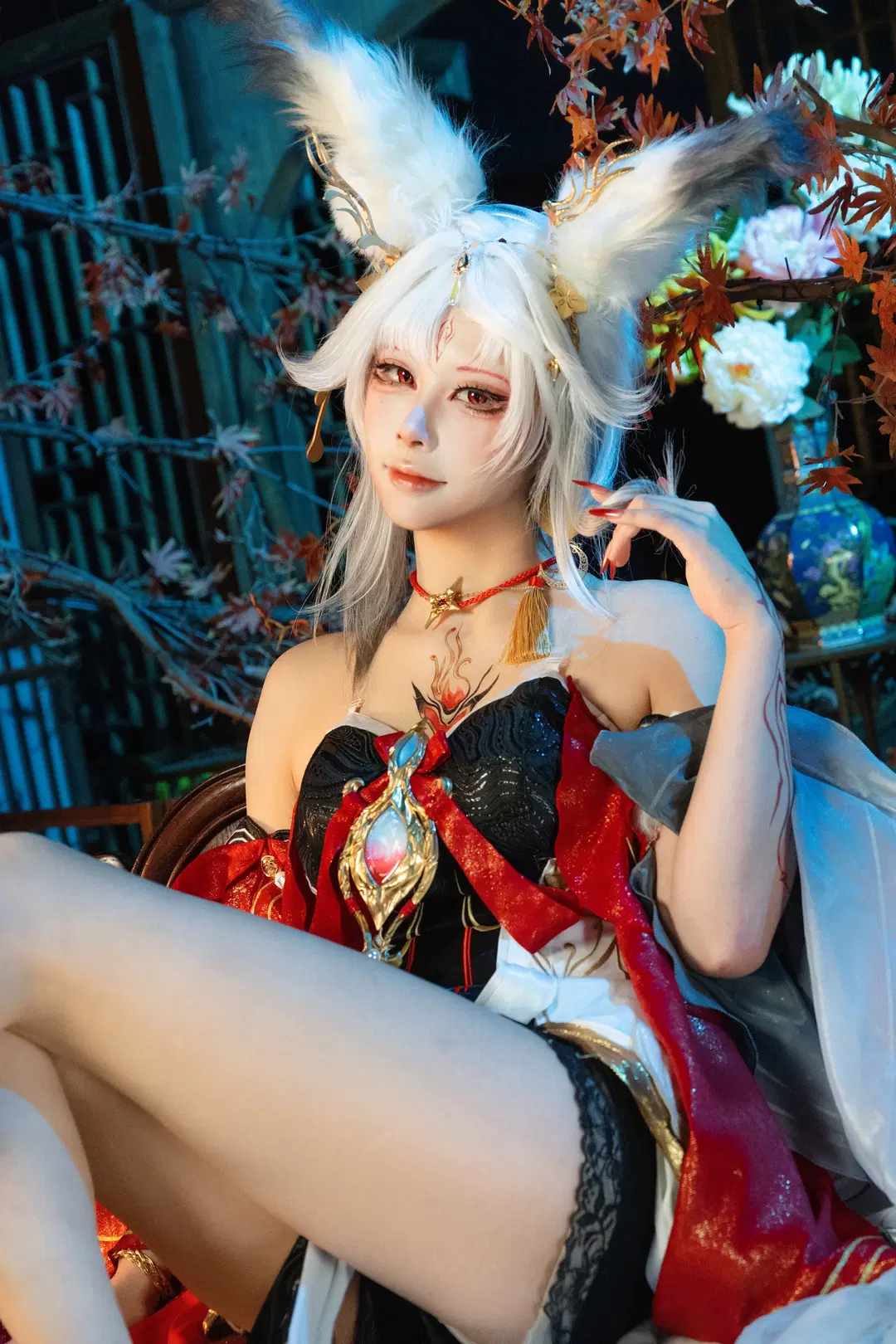 Hsin cosplay Wuthering Waves Red, Black, White, Gold Autumn Maple Fantasy Realm by 梁有幸（正片版 - Image 6