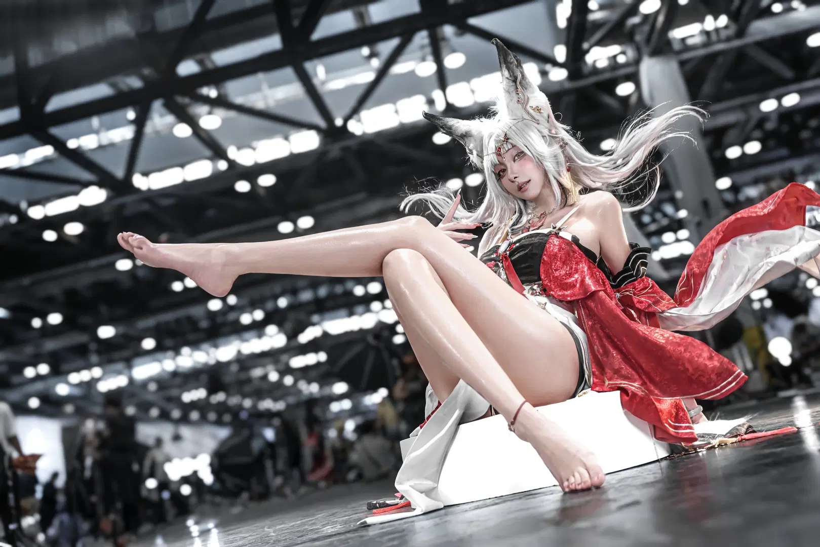 【心月狐cos】鸣潮心月狐漫展场照，白毛狐耳与高光肌肤的视觉碰撞 - 影D丶Camera - 第3张