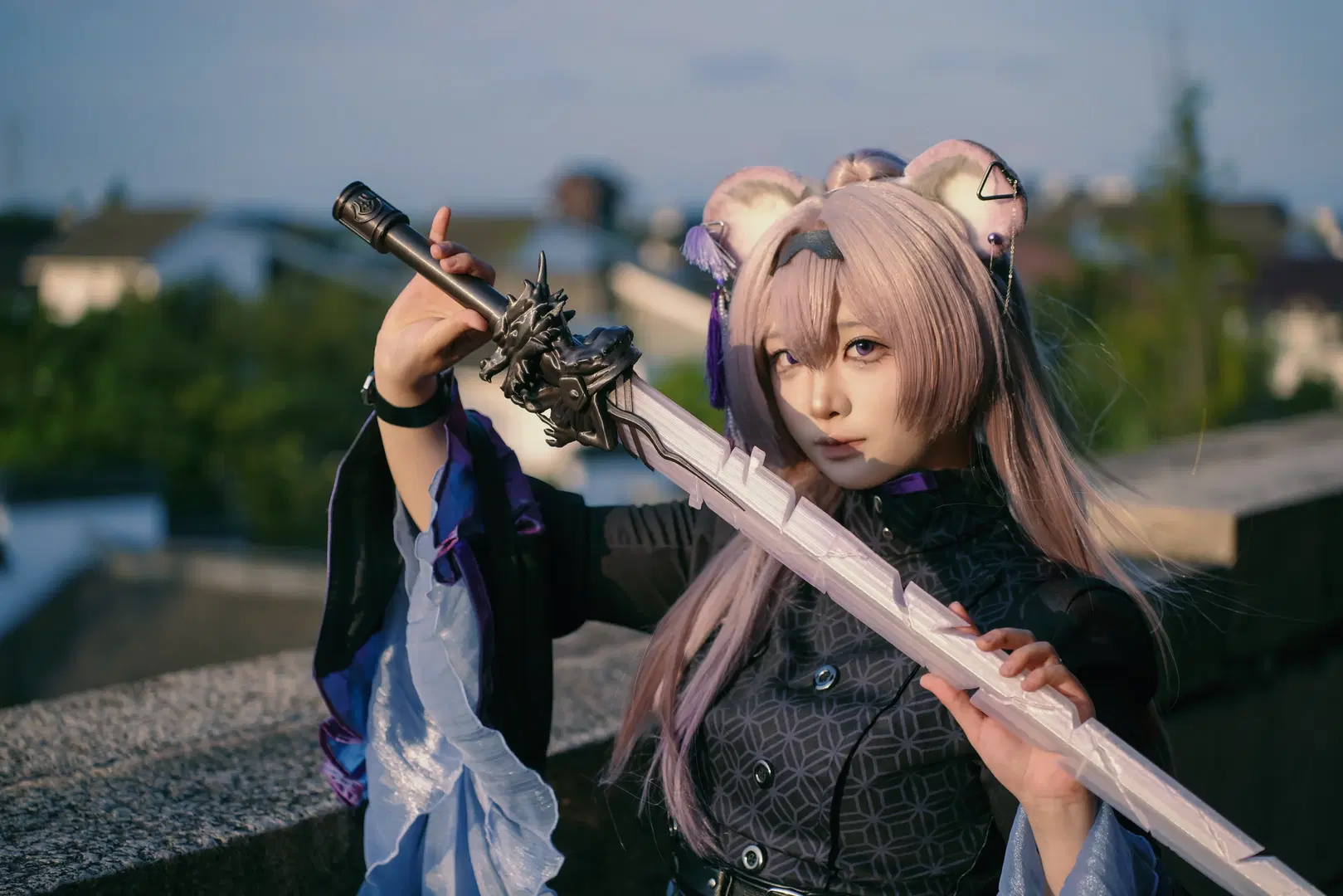 [Lin Yuxia cosplay] Arknights Yesterday's Sea: Sword-Wielding Moments Beneath Light and Shadow by 花花花花花凉 - Image 2