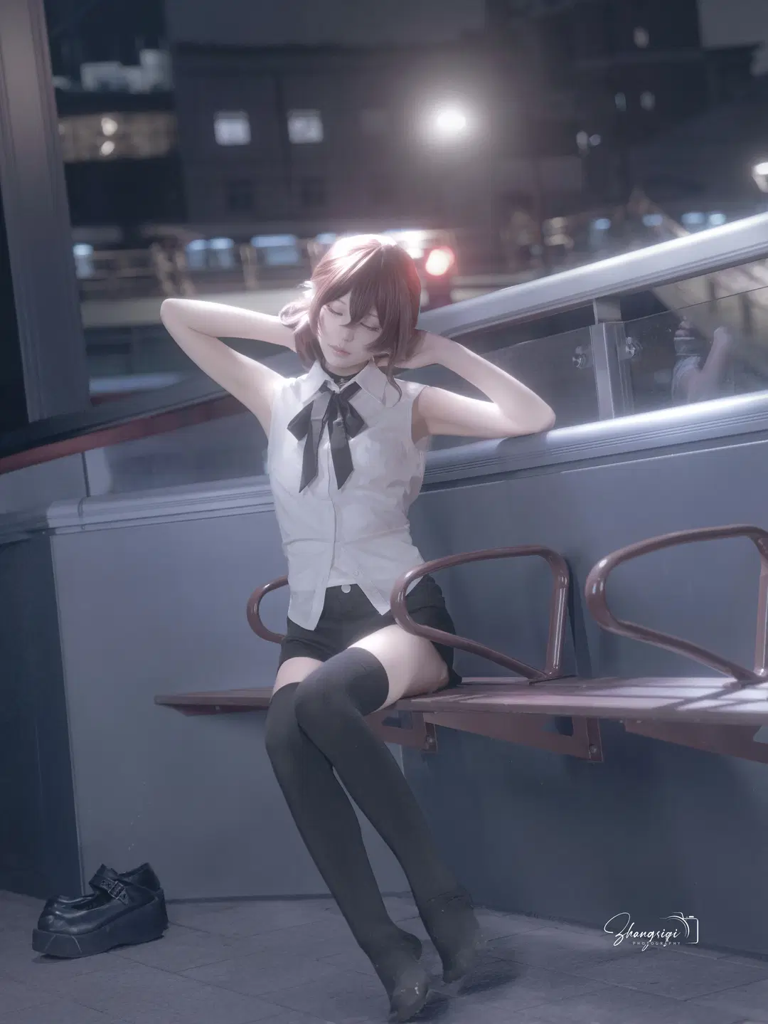 二次元少女, 黑丝过膝袜, 短发cos, 车站夜景, 白衬衫黑领结