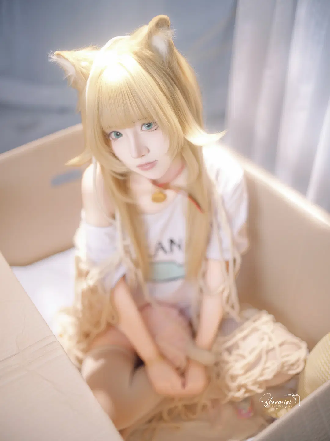【黃豆粉貓娘cos】紙箱裡抱著魚的白色絲襪貓貓 - 坏坏孩子琦 - 第2張