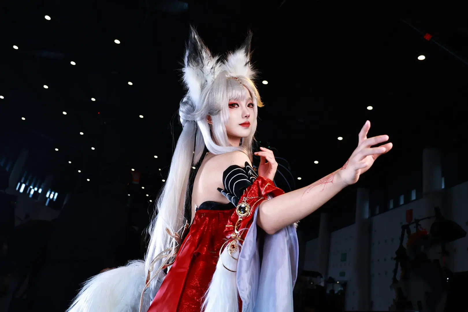 [Hsin cosplay] Wuthering Waves fox-themed girl's red-and-black styling record by 语之 - Image 2