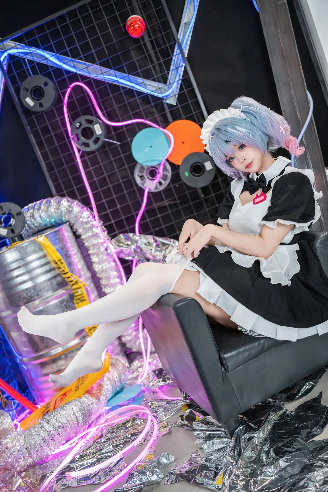 初音ミク ボーカロイド『ラビットホール』メイド服、サイバーパンクのネオン空間で魅せるコスプレ撮影 - 爱用富士的牛牛 - 2枚目