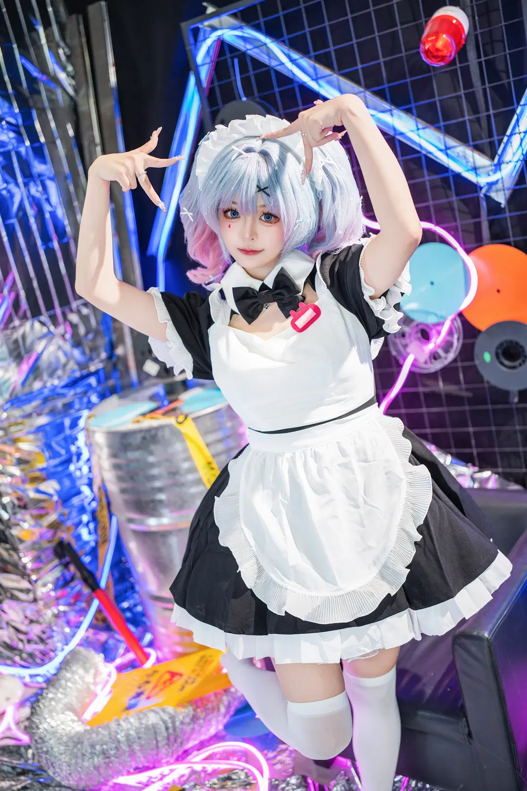 初音ミク ボーカロイド『ラビットホール』メイド服、サイバーパンクのネオン空間で魅せるコスプレ撮影 - 爱用富士的牛牛 - 4枚目