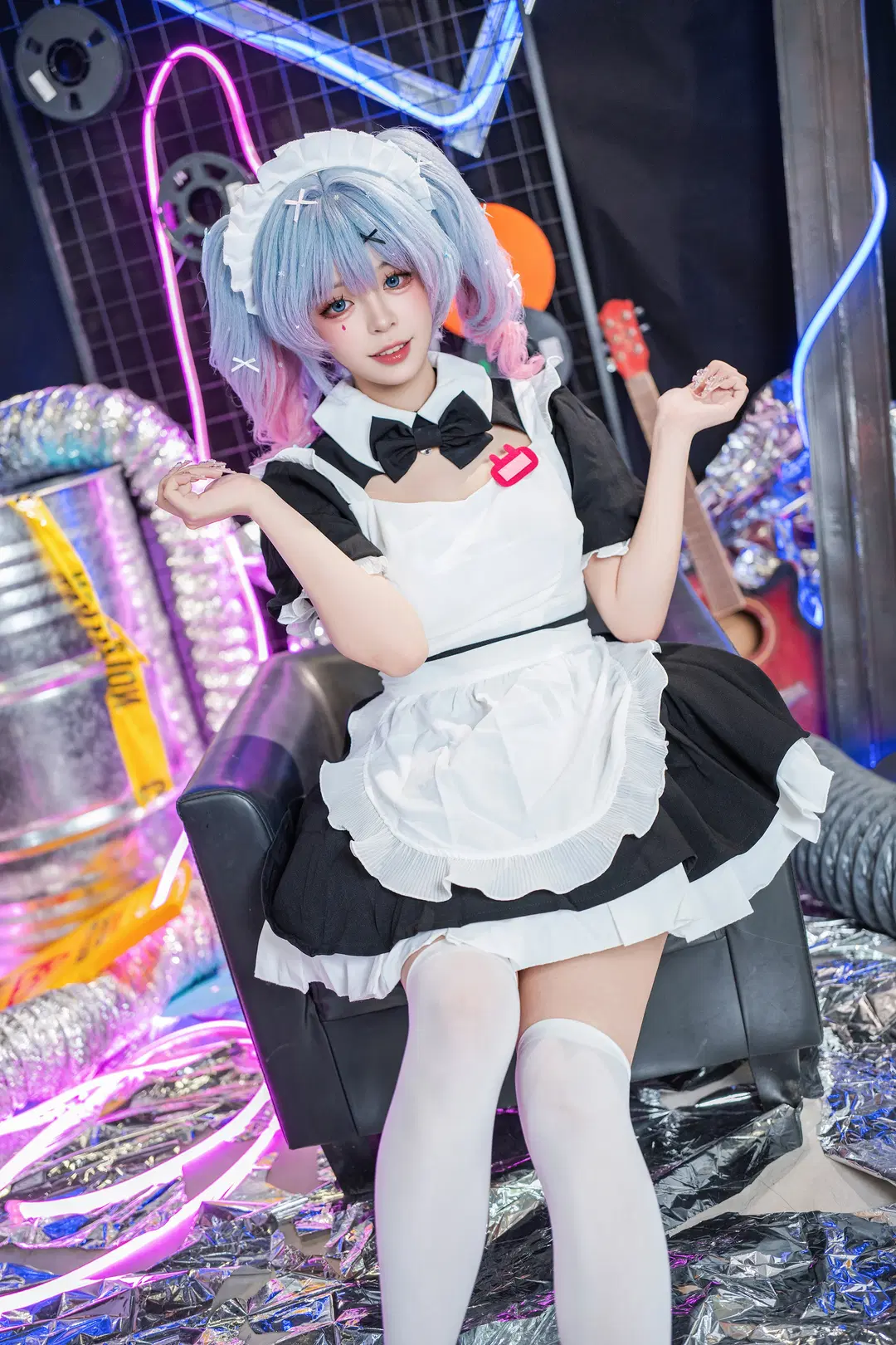 初音ミク ボーカロイド『ラビットホール』メイド服、サイバーパンクのネオン空間で魅せるコスプレ撮影 - 爱用富士的牛牛 - 6枚目