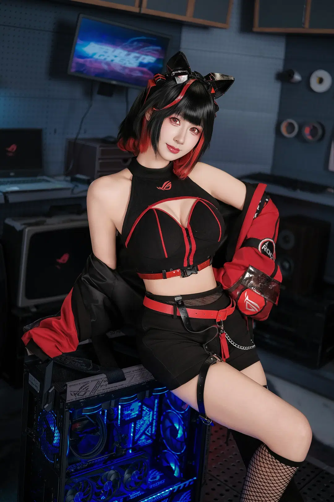 [RO-Ji cosplay] Red-and-black techwear style inside the ASUS ROG gaming room by 爱用富士的牛牛 - Image 2