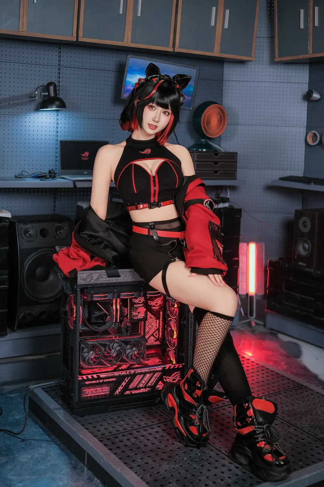 [RO-Ji cosplay] Red-and-black techwear style inside the ASUS ROG gaming room by 爱用富士的牛牛 - Image 4