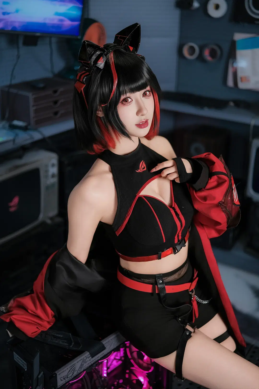[RO-Ji cosplay] Red-and-black techwear style inside the ASUS ROG gaming room by 爱用富士的牛牛 - Image 5