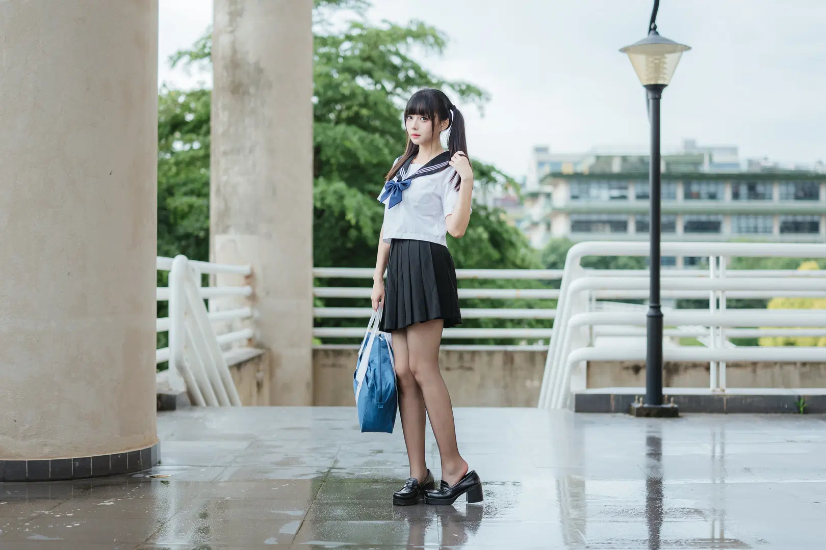 【JK制服 セーラー服 曇天写真】雨上がりの黒ストッキングとプリーツスカートが醸す雰囲気感 - 八次方根 - 3枚目