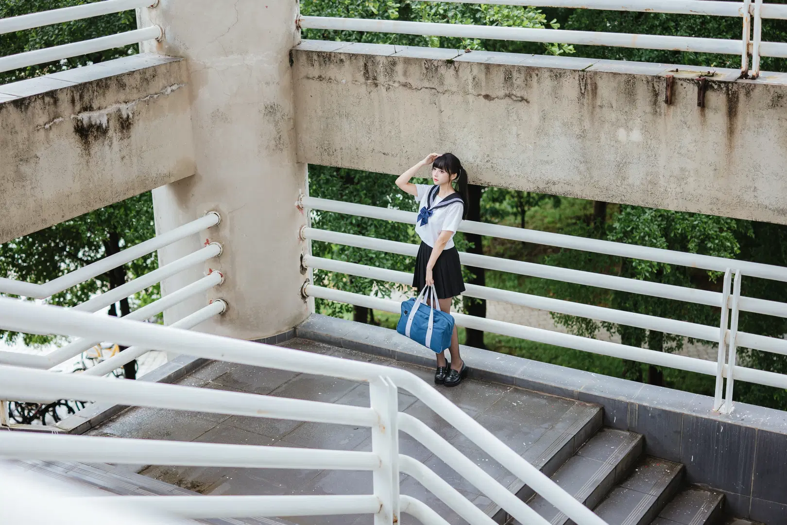【JK制服 セーラー服 曇天写真】雨上がりの黒ストッキングとプリーツスカートが醸す雰囲気感 - 八次方根 - 4枚目