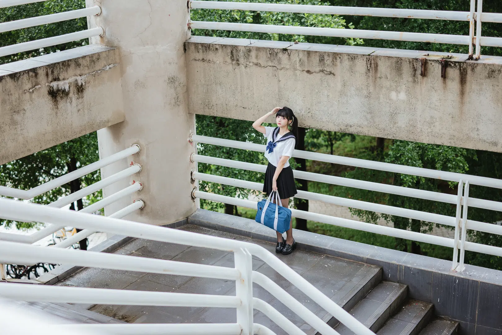 【JK制服 セーラー服 曇天写真】雨上がりの黒ストッキングとプリーツスカートが醸す雰囲気感 - 八次方根 - 5枚目