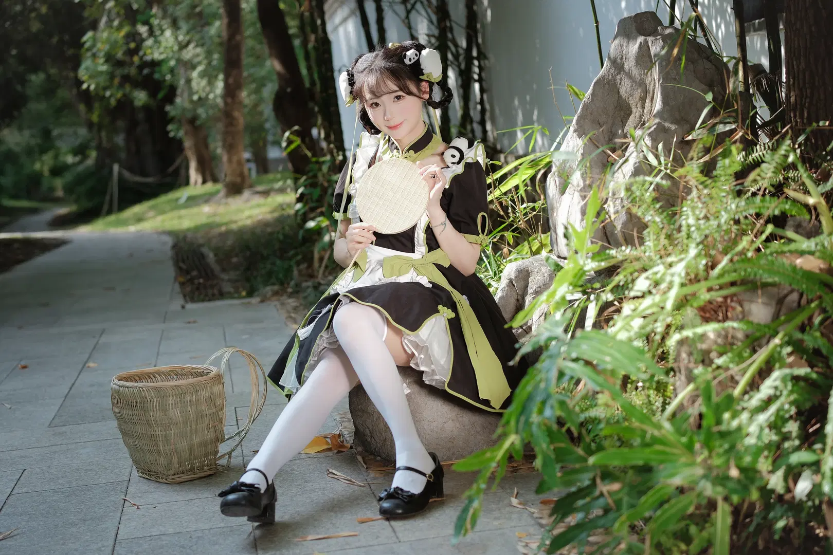 パンダテーマの中華風コスプレと萌えコーデ、古建築の庭園ポートレートで遊び心を表現 - 八次方根 - 10枚目