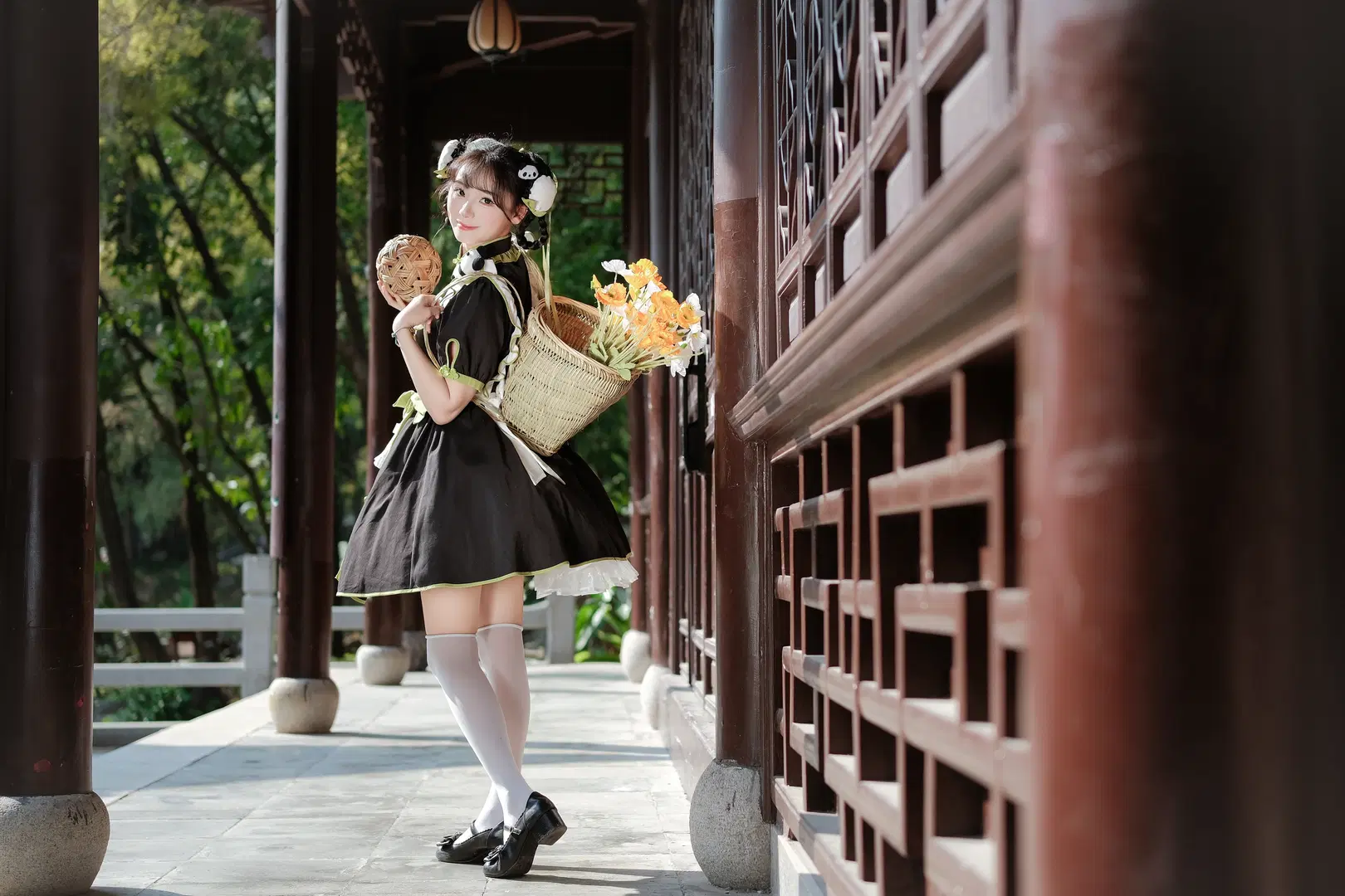 パンダテーマの中華風コスプレと萌えコーデ、古建築の庭園ポートレートで遊び心を表現 - 八次方根 - 2枚目
