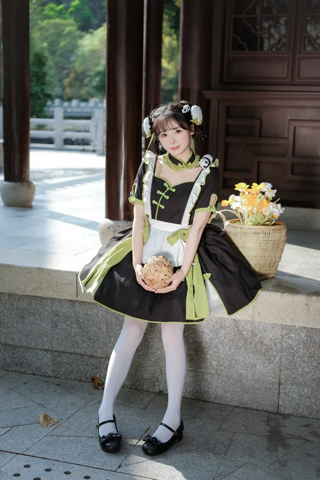 パンダテーマの中華風コスプレと萌えコーデ、古建築の庭園ポートレートで遊び心を表現 - 八次方根 - 5枚目