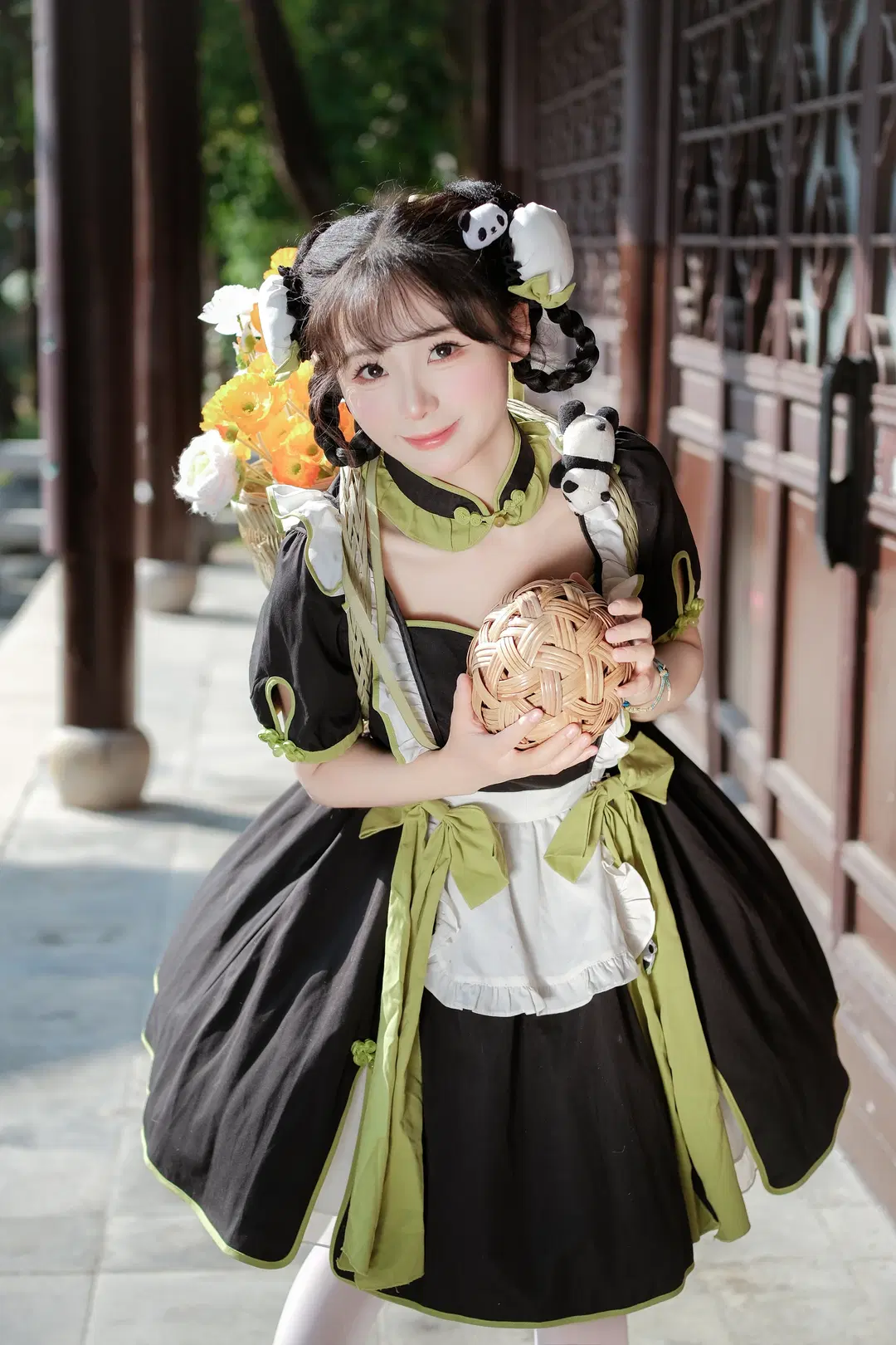パンダテーマの中華風コスプレと萌えコーデ、古建築の庭園ポートレートで遊び心を表現 - 八次方根 - 7枚目
