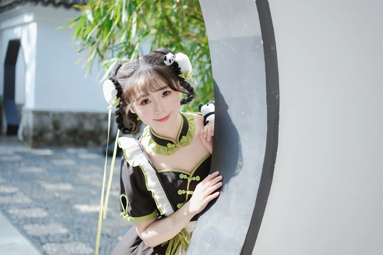 パンダテーマの中華風コスプレと萌えコーデ、古建築の庭園ポートレートで遊び心を表現 - 八次方根 - 8枚目