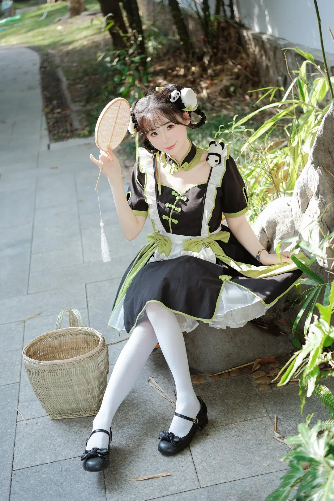 パンダテーマの中華風コスプレと萌えコーデ、古建築の庭園ポートレートで遊び心を表現 - 八次方根 - 9枚目