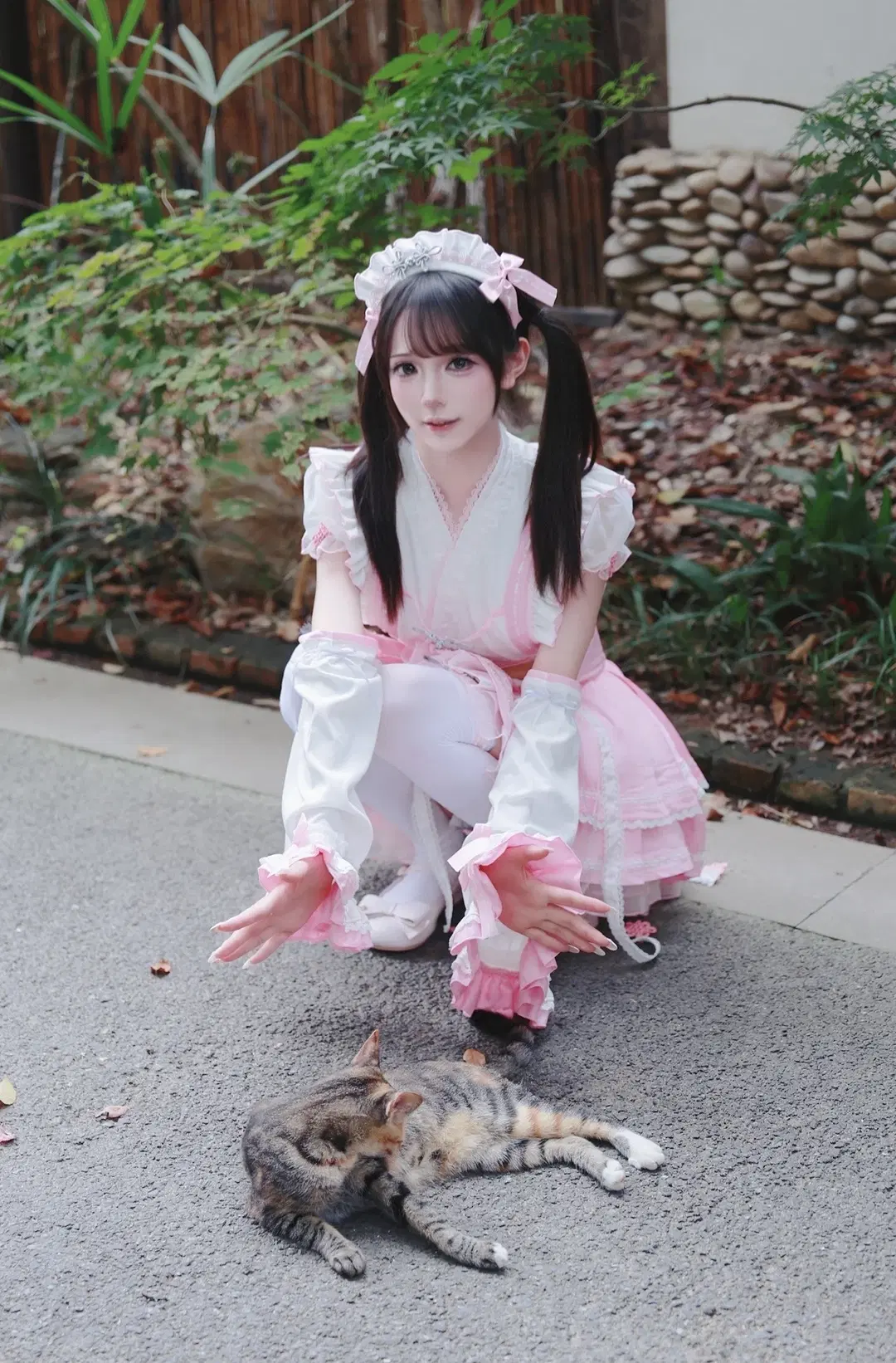 粉白巫女服的庭院外景，偶遇貓咪的可愛瞬間 - Ning - 第2張