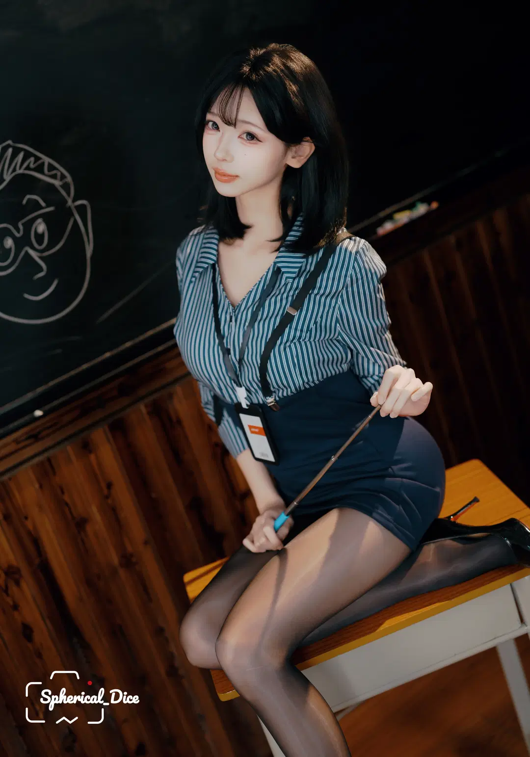 教室の写真で魅せる雰囲気のある写真：ストライプシャツと黒ストッキングの出会い - 圆形骰子 - 2枚目