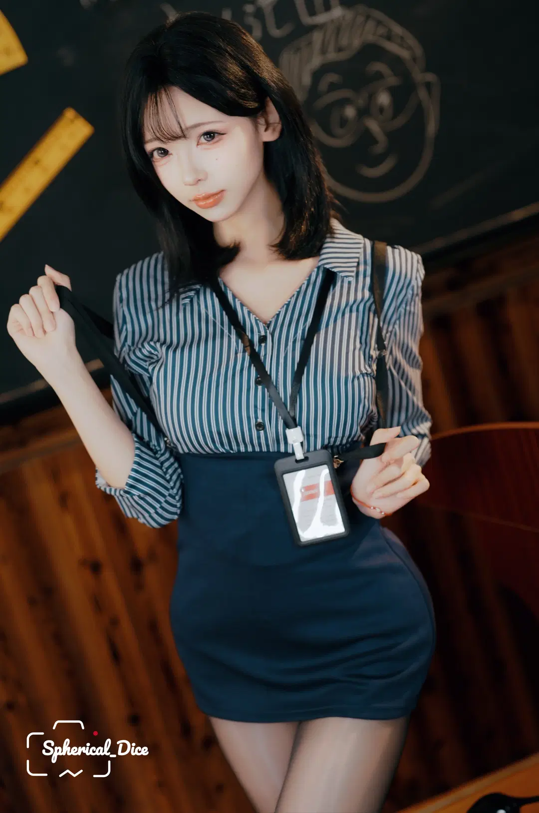 教室の写真で魅せる雰囲気のある写真：ストライプシャツと黒ストッキングの出会い - 圆形骰子 - 3枚目