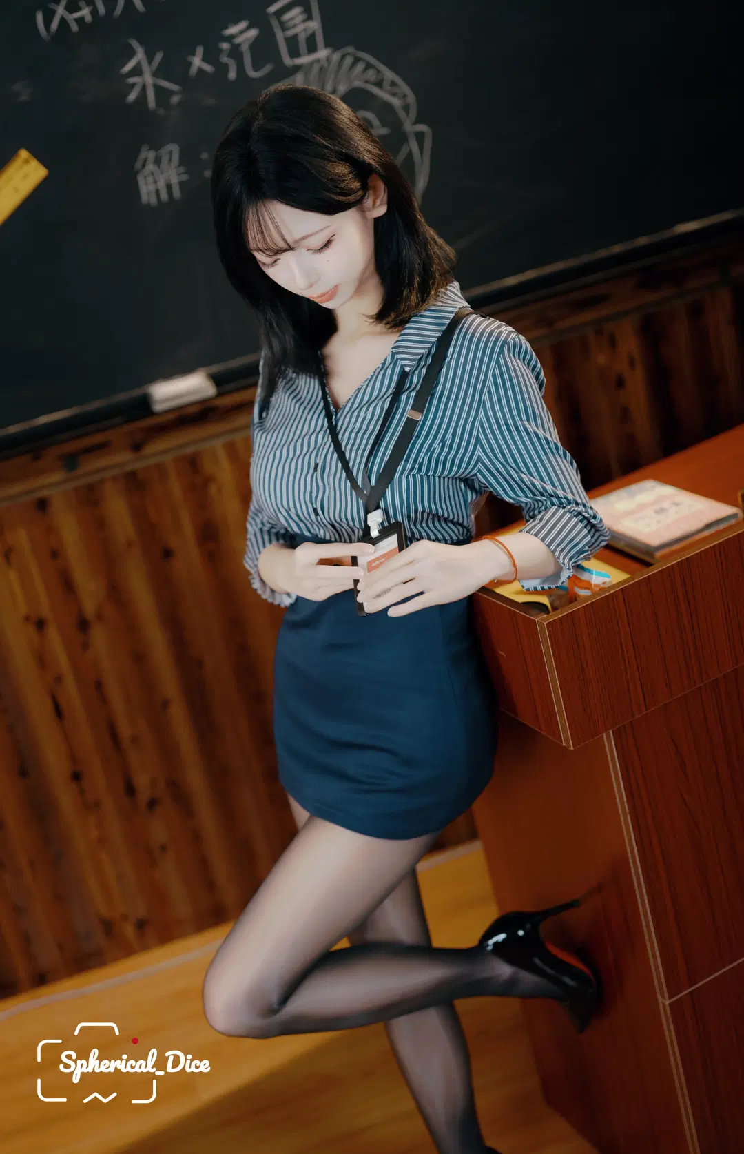 教室の写真で魅せる雰囲気のある写真：ストライプシャツと黒ストッキングの出会い - 圆形骰子 - 4枚目