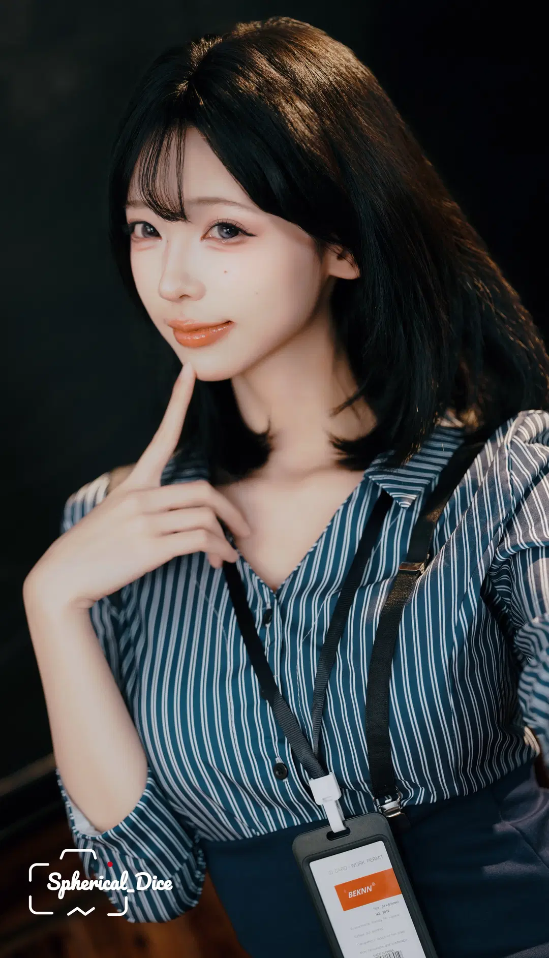 教室の写真で魅せる雰囲気のある写真：ストライプシャツと黒ストッキングの出会い - 圆形骰子 - 6枚目