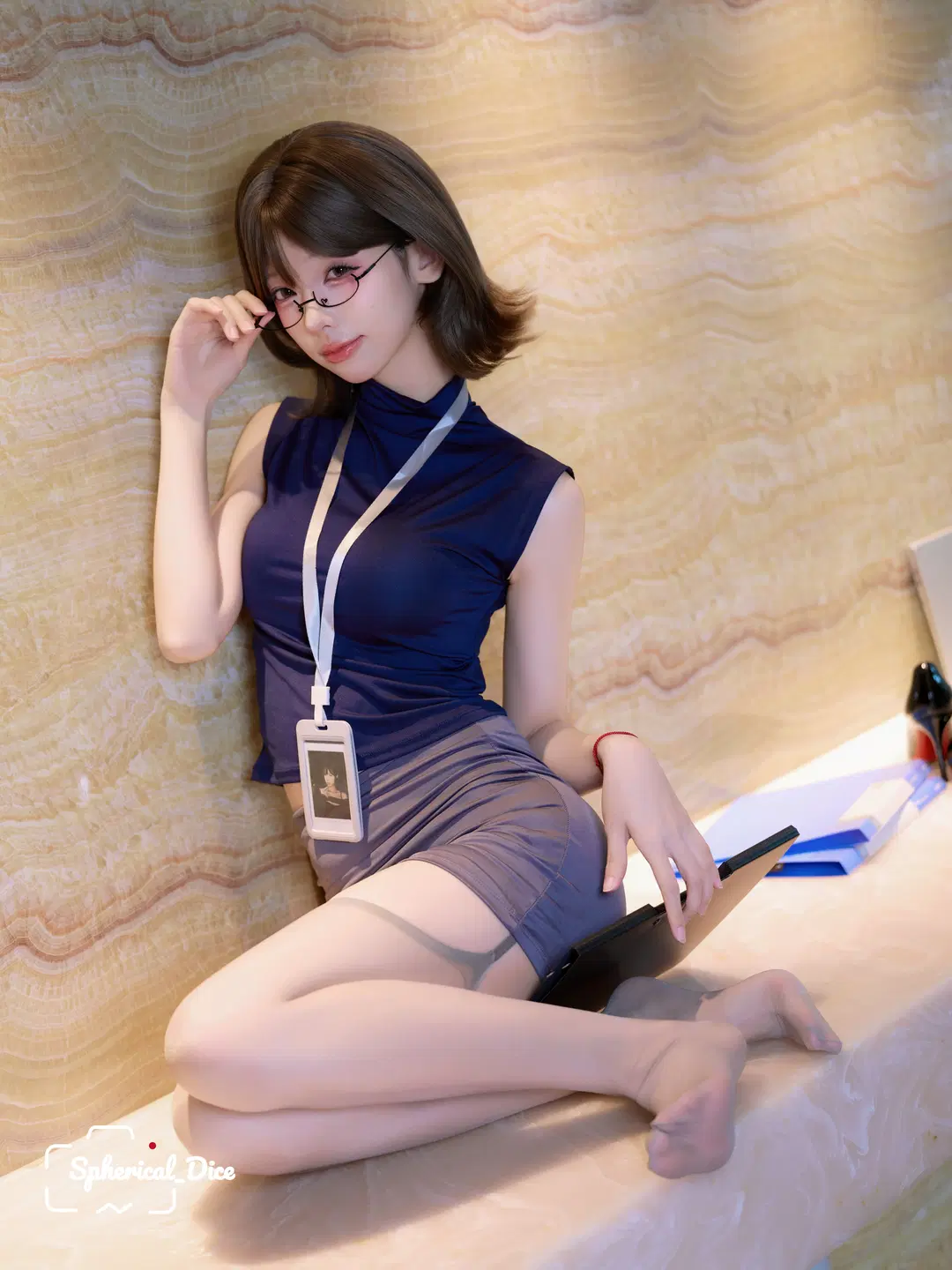 氛围感摄影, 眼镜娘, 室内人像, 黑丝吊带, 职场写真